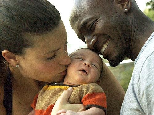 Meet the World, Walker Diggs! Idina Menzel & Taye Diggs Release Baby Photo