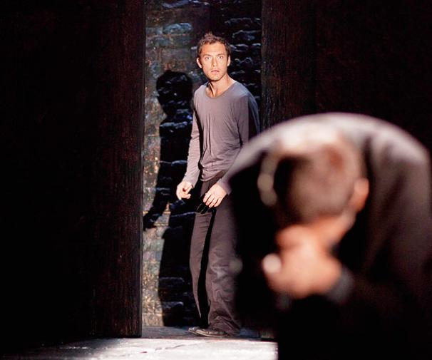 Hamlet - Show Photos - Jude Law (door)