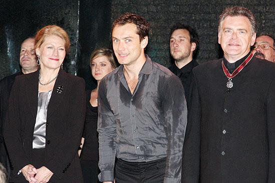 Hamlet opening – cc – Geraldine James - Jude Law – Kevin R. McNally 