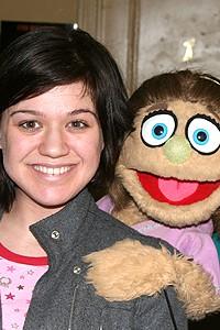 Photo Op - Kelly Clarkson at Avenue Q - Kelly Clarkson - Kate Monster (smile)
