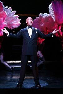 Photo Op - Joey Lawrence in Chicago - Joey Lawrence (arms out)