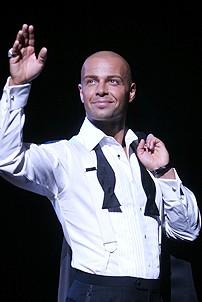 Photo Op - Joey Lawrence in Chicago - Joey Lawrence waving