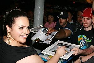 Photo Op - Hairspray movie premiere in New York - Nikki Blonsky (signing autographs)