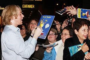 Rosie O'Donnell at Spamalot - Clay Aiken (more signing)