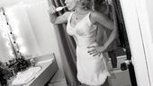Megan Hilty backstage – teeth